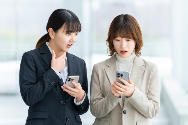 驚く女性