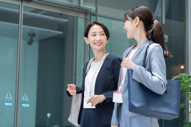 スーツ姿の女性