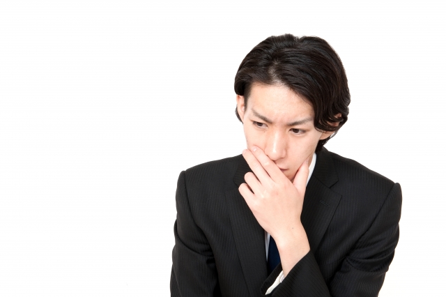 考える男性