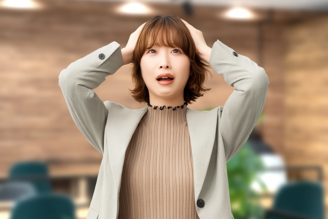 頭を抱える女性