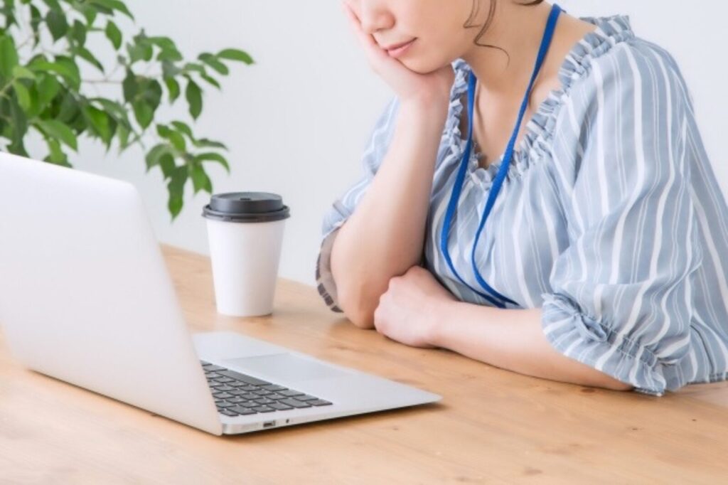 パソコンを見る女性