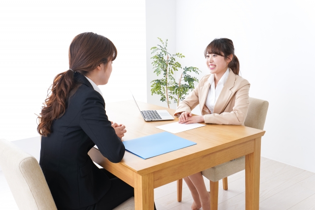 会話する女性たち