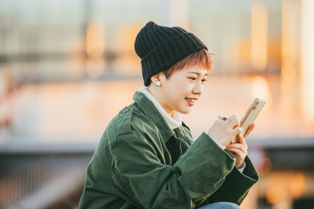 スマートフォンを使う女性