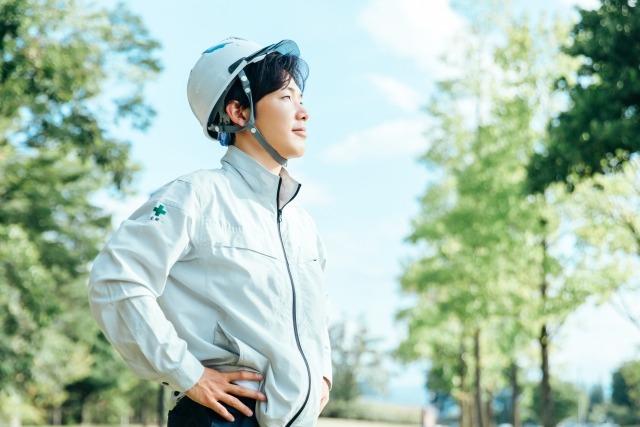 作業服を着た男性