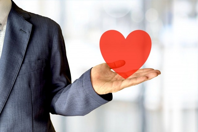 ハートを持つ男性