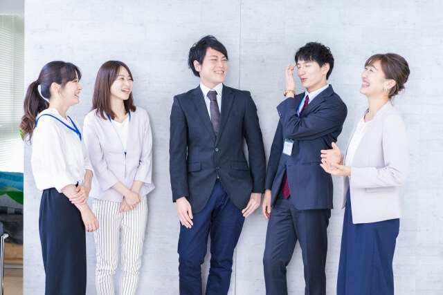 談笑する社会人