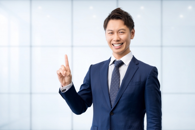 スーツ姿の男性