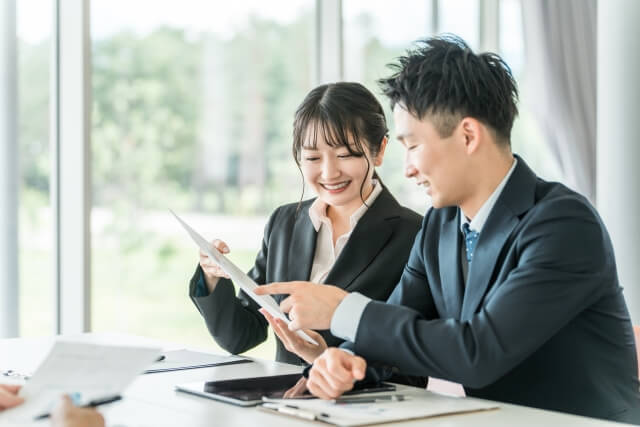 笑顔で話し合う男女