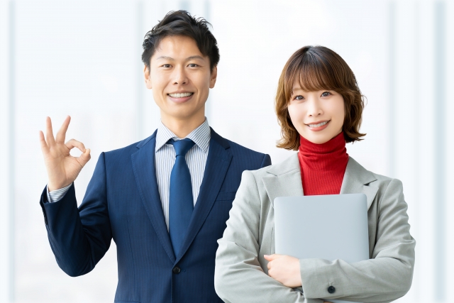 スーツ姿の男女