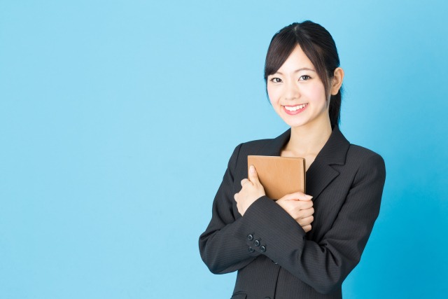 スーツ姿の女性