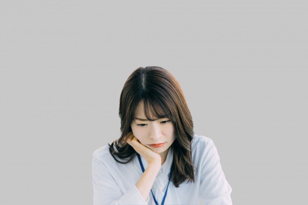真剣な表情の女性