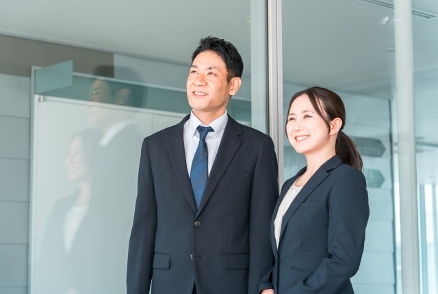 スーツ姿の男女