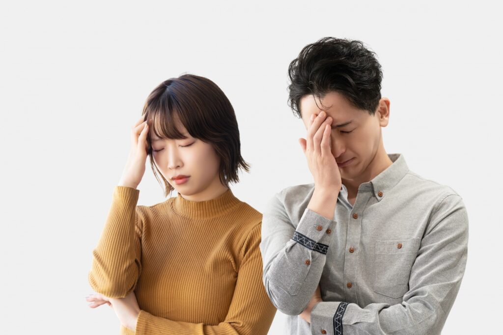 頭を抱える男女