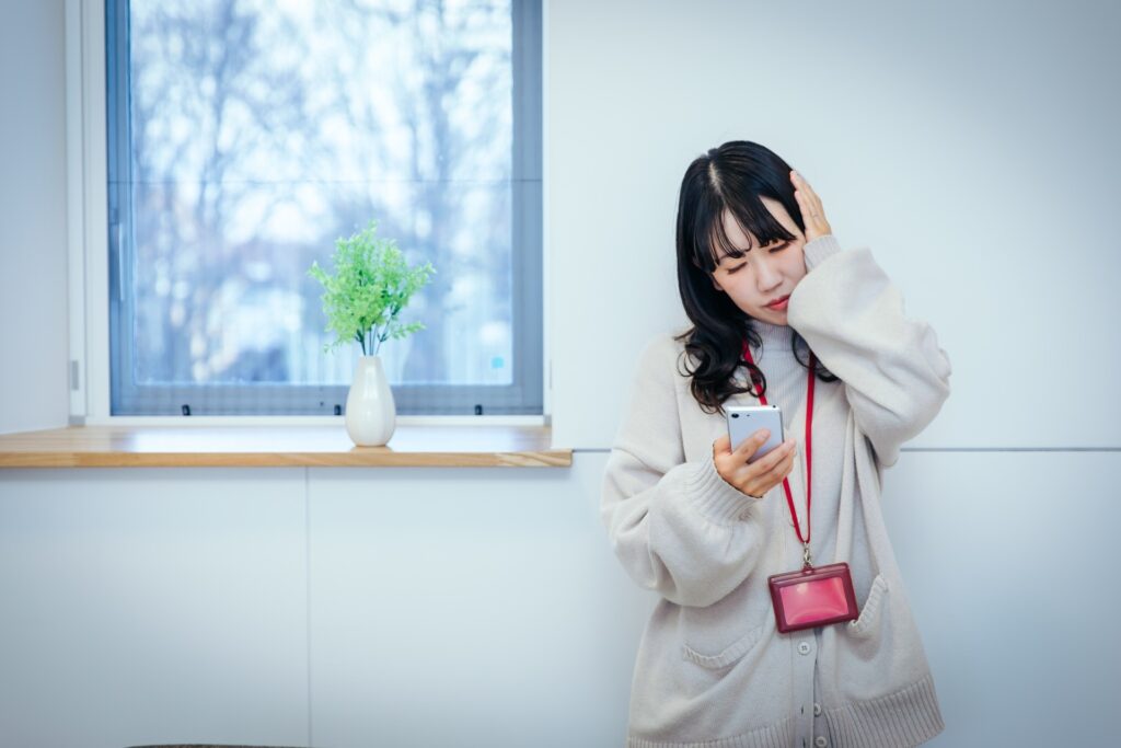 悩む女性