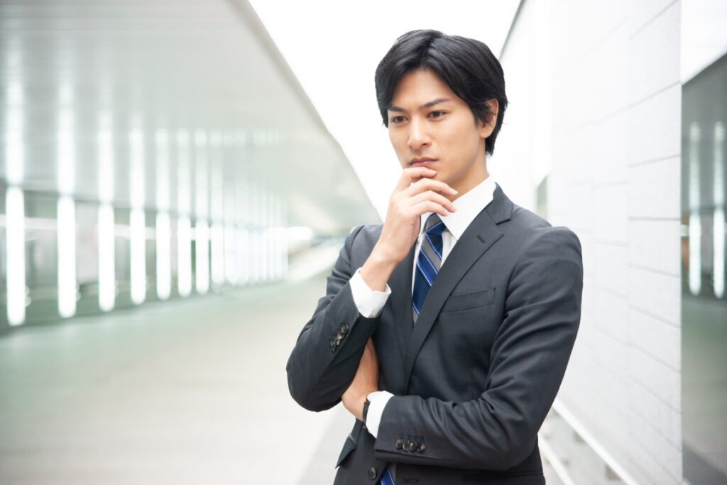 考える男性