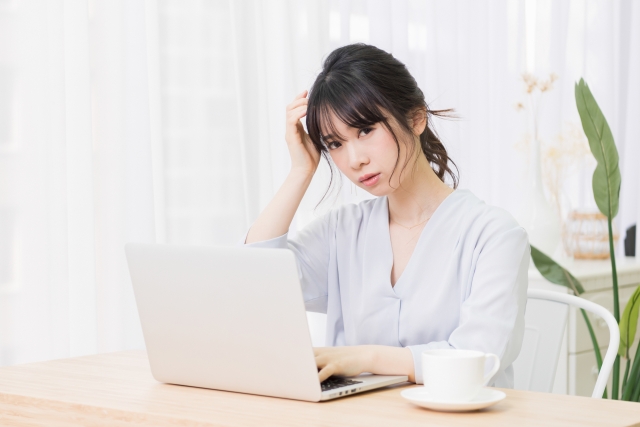 悩んでいる女性
