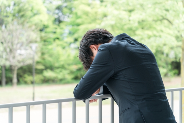 うなだれる男性