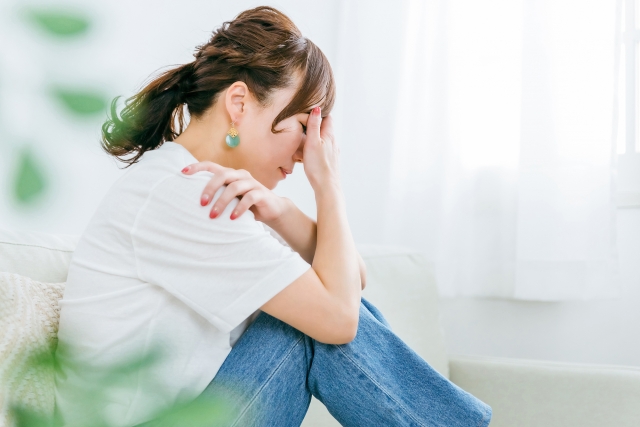 座り込む女性