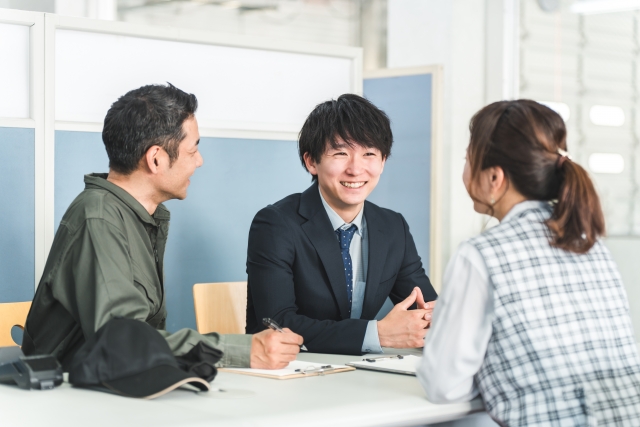打ち合わせ中の社会人