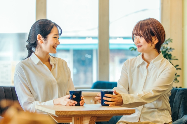 談笑する女性
