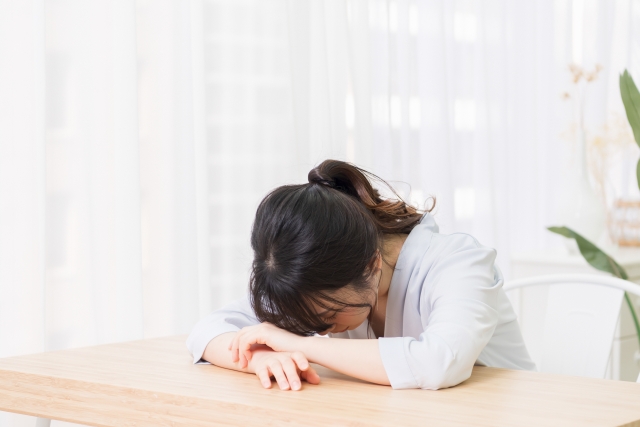 顔を伏せる女性